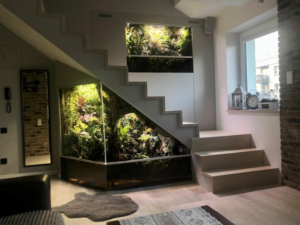 Sử dụng gỗ và kính thiết kế bể cá gầm cầu thang đồng bộ