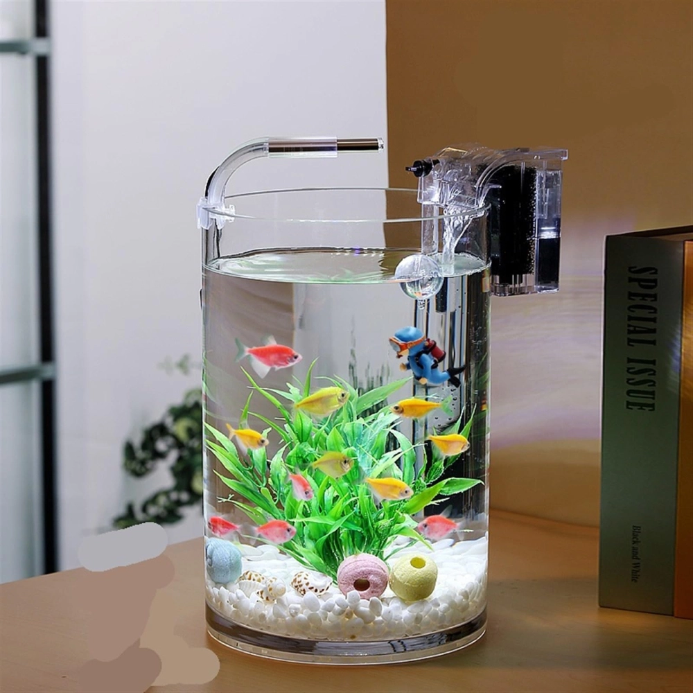 Góc làm việc thư giãn với bể cá hình trụ nhỏ để bàn