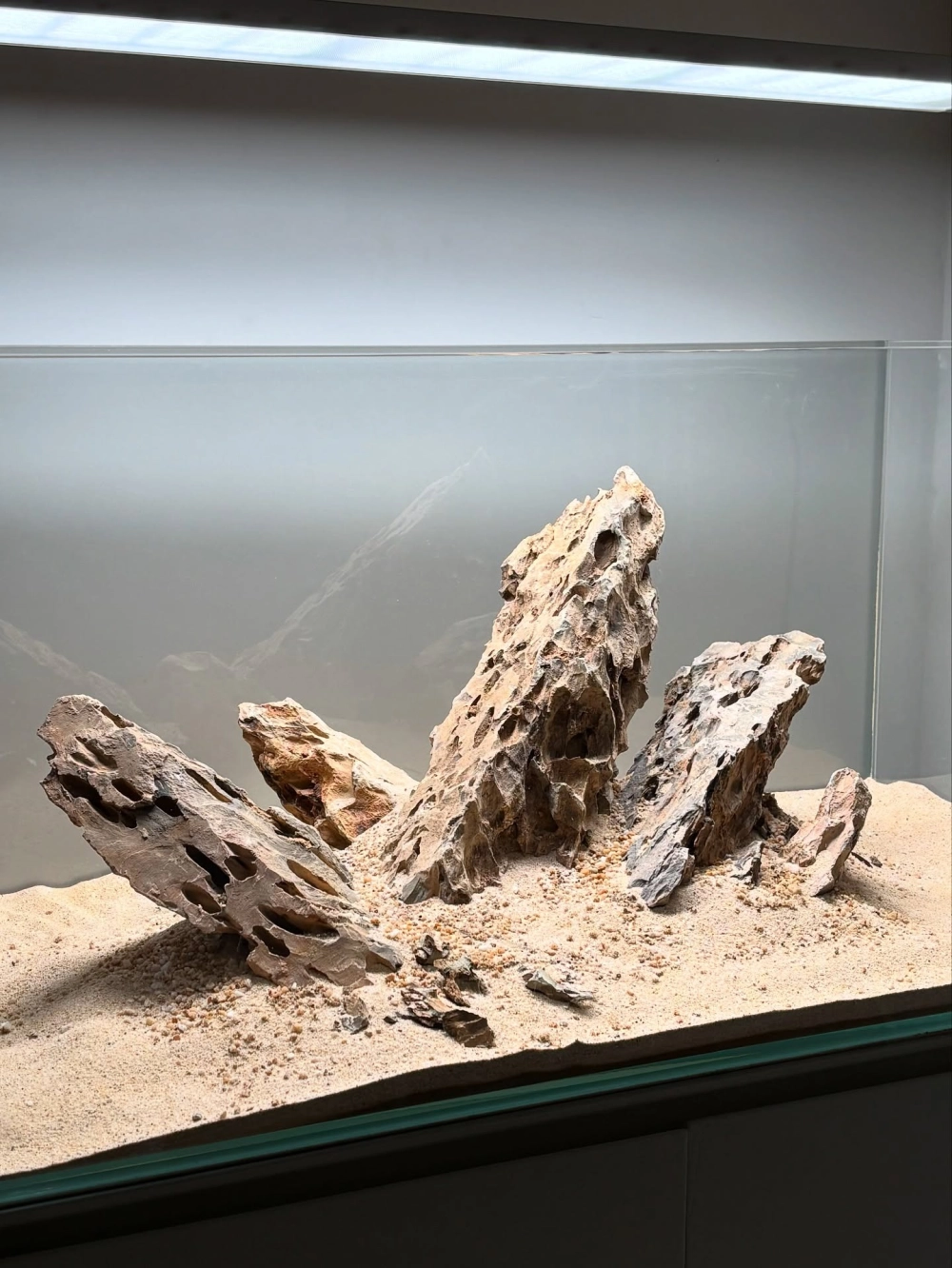 Đá nham thạch đỏ giúp lọc nước và trang trí hồ cá