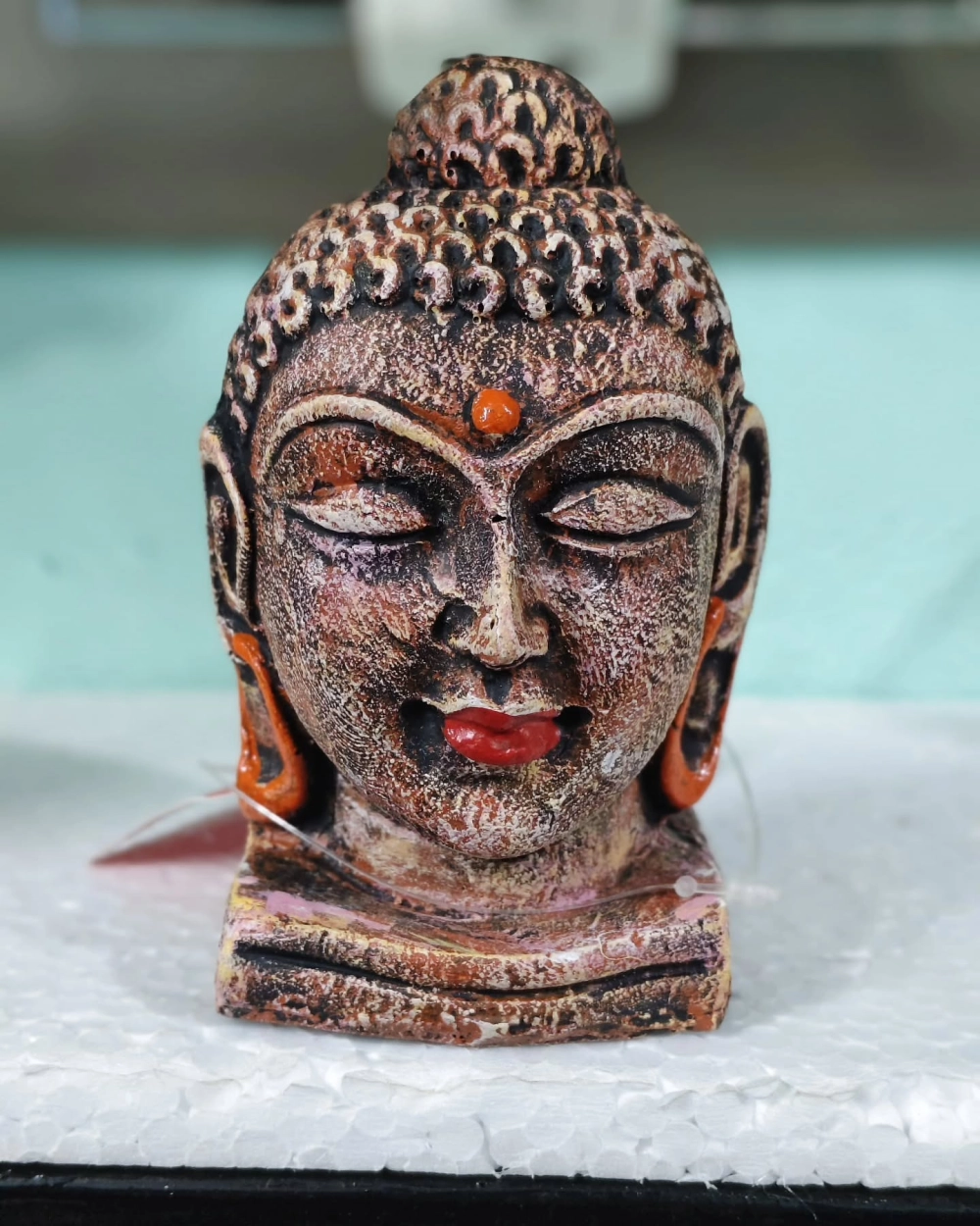 Tượng Phật ngồi thiền tĩnh lặng giữa rừng cây thủy sinh