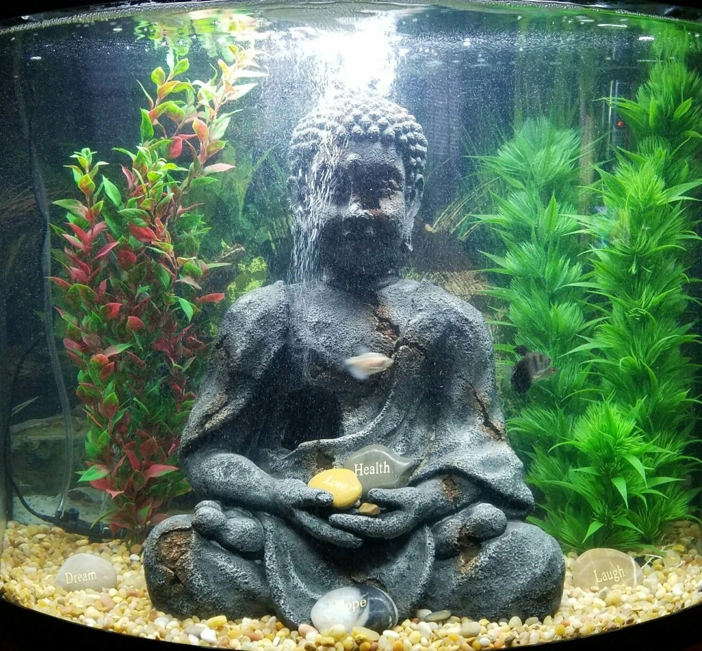 Tượng kỳ lân trấn giữ hai bên cửa hang đá