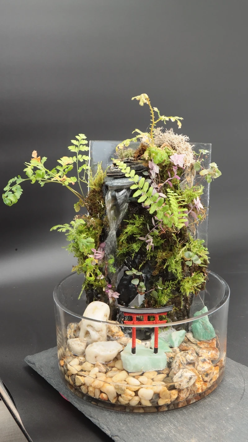 Trang trí bàn làm việc bằng bể cá thác nước mini trang trí bàn