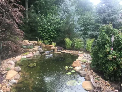 Mẫu decor hồ cá koi bằng đá tảng và thác nước hùng vĩ