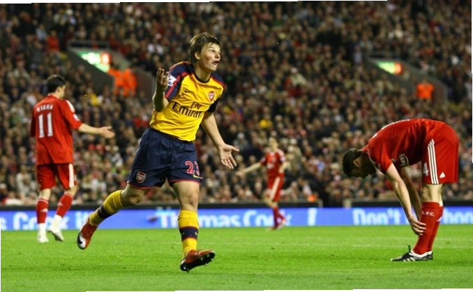 Arshavin trong màu áo Arsenal ăn mừng bàn thắng