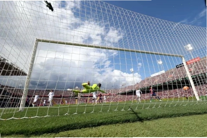 Courtois bất lực nhìn bóng bay vào lưới sau cú sút của Yamal