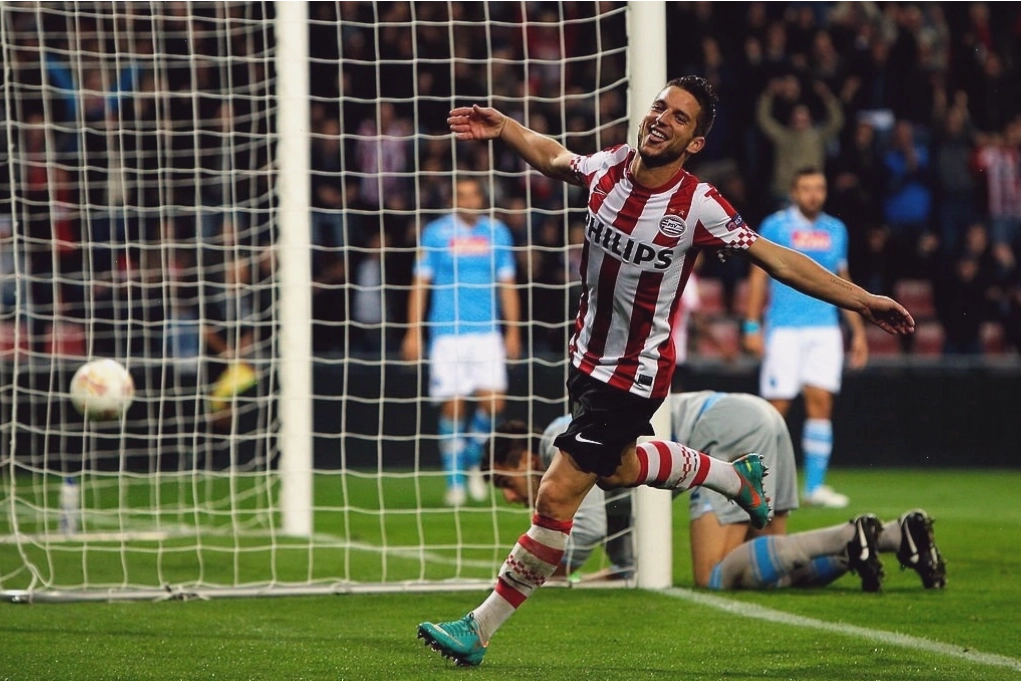 Marek Hamšík chỉ đạo đồng đội trên sân