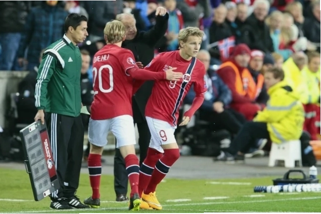 Martin Ødegaard điều khiển bóng trong trận đấu