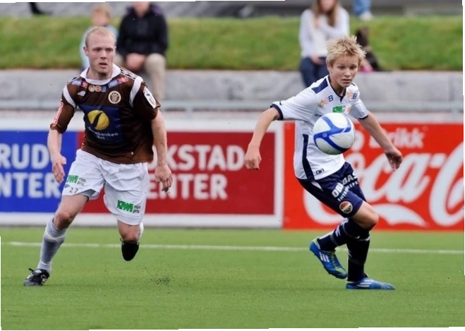Martin Ødegaard nỗ lực tranh chấp bóng