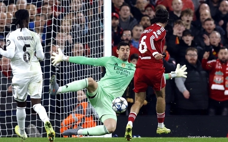 Thibaut Courtois cản phá một pha dứt điểm nguy hiểm