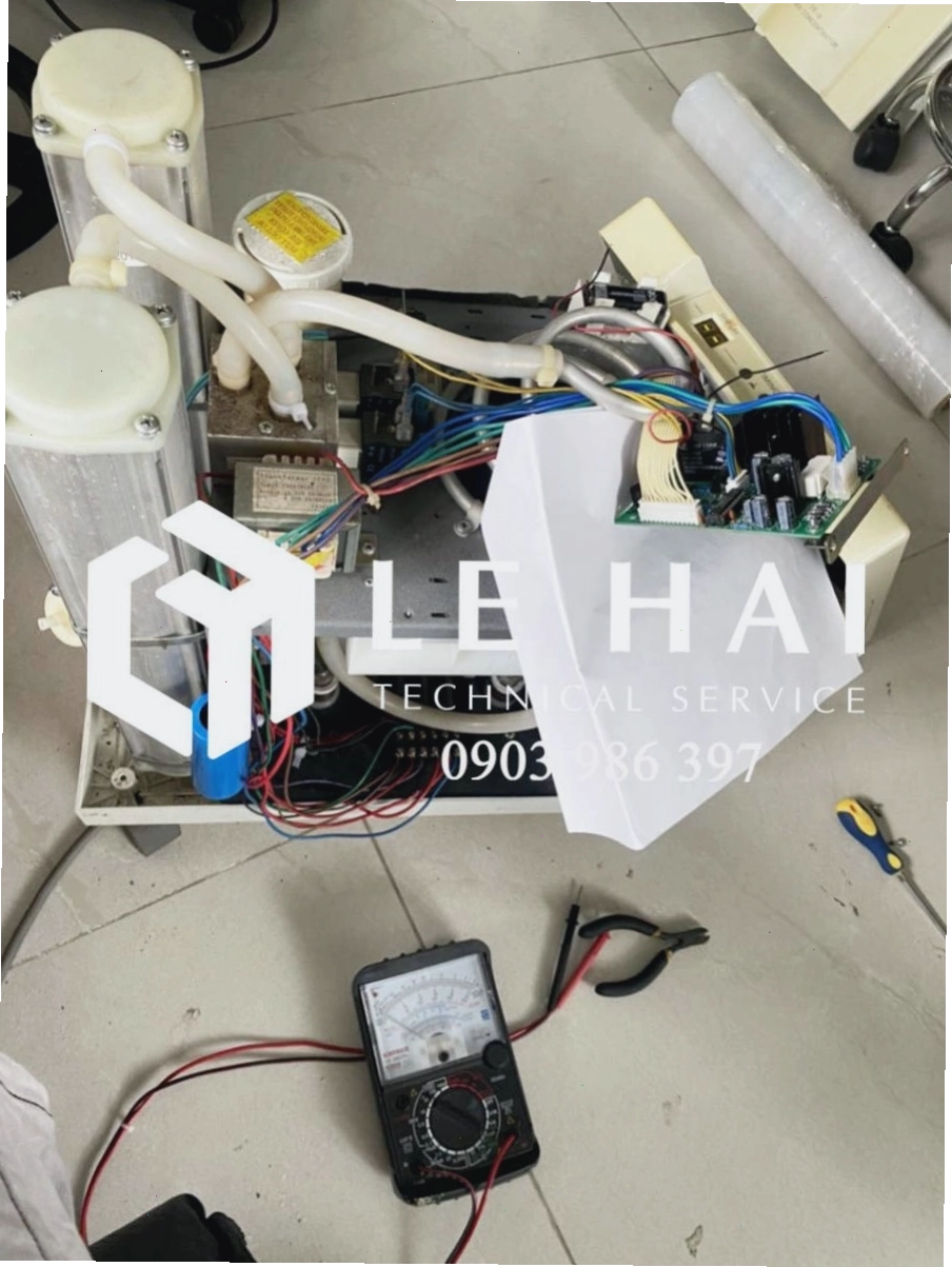 Kỹ thuật viên đang kiểm tra lỗi máy tạo oxy không phát ra hơi