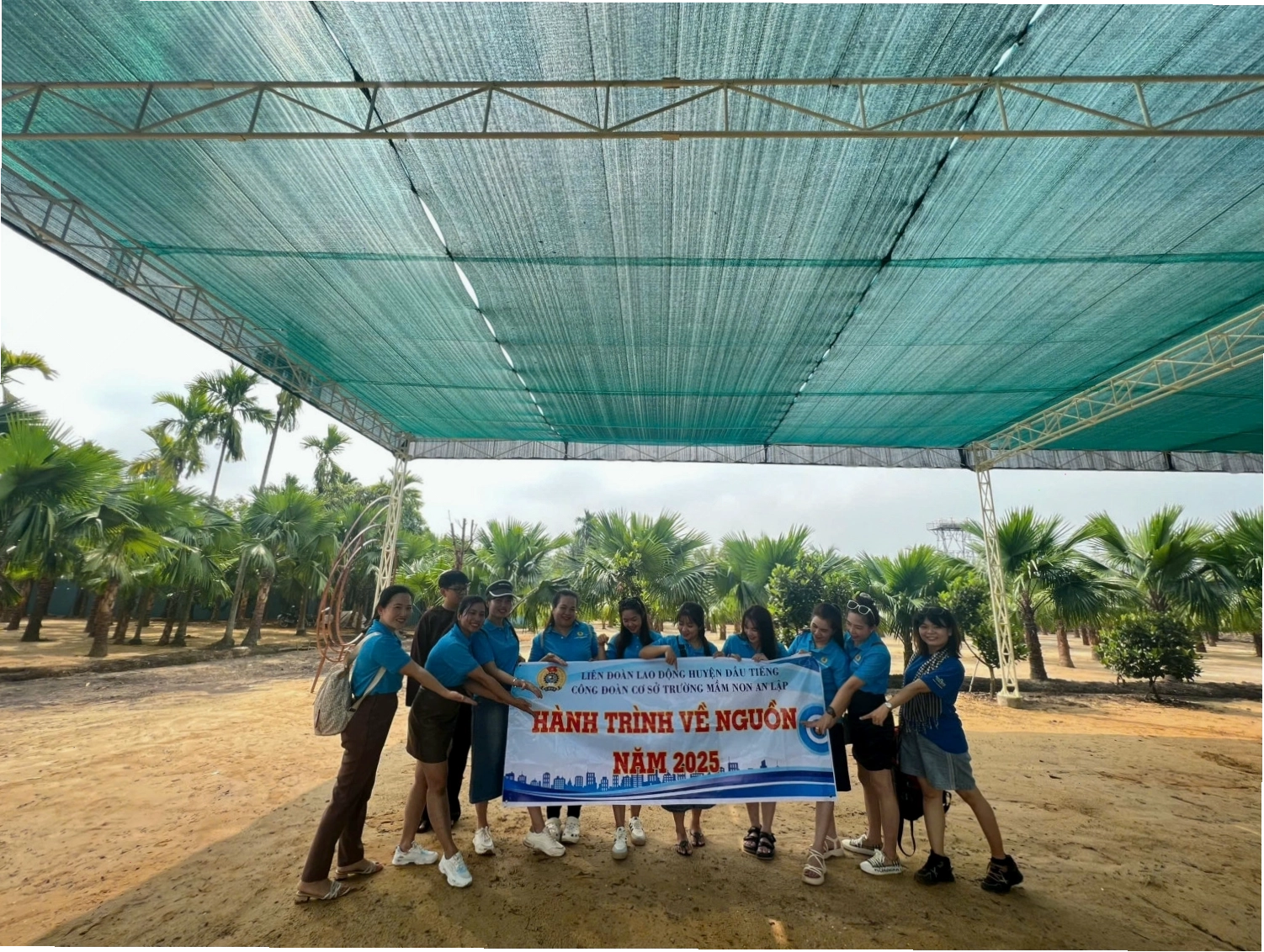 Đoàn giáo viên và học sinh trong hành trình về nguồn