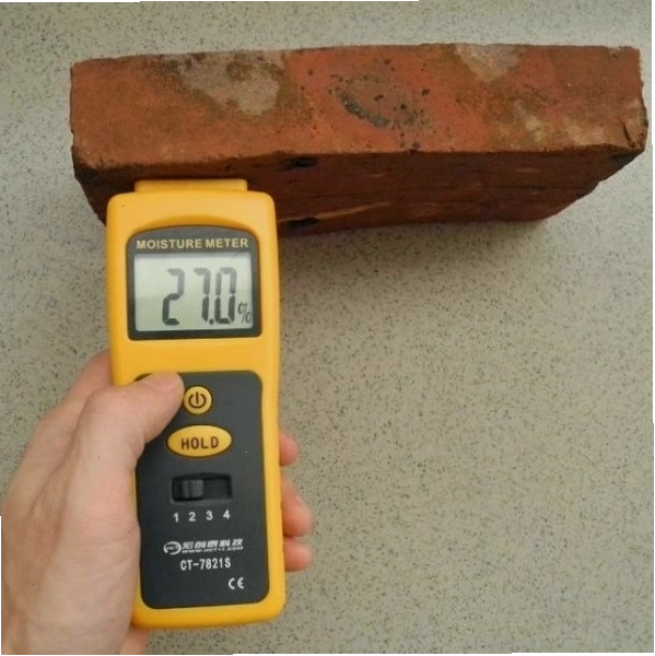 Thực hiện đo độ ẩm tường bê tông trước khi thi công sơn phủ