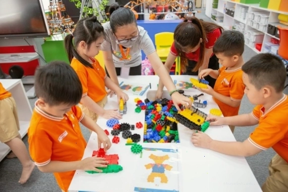 Trẻ em hào hứng tìm hiểu về mô hình kiến trúc cổ truyền