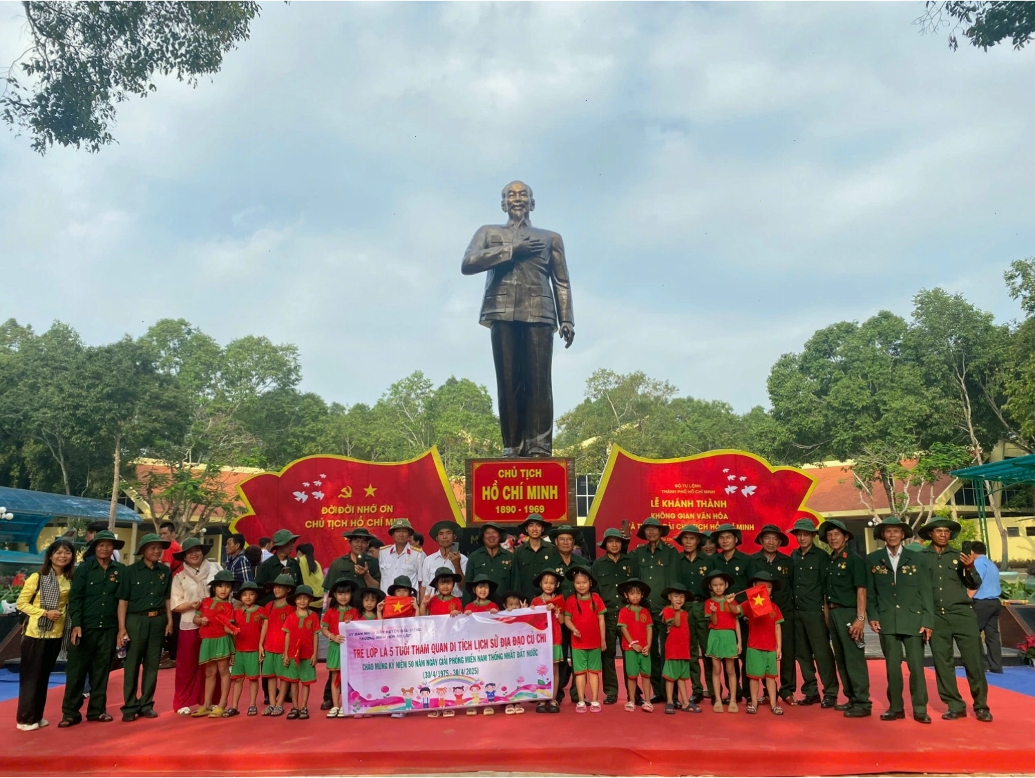 Trẻ mầm non tham quan khu di tích lịch sử